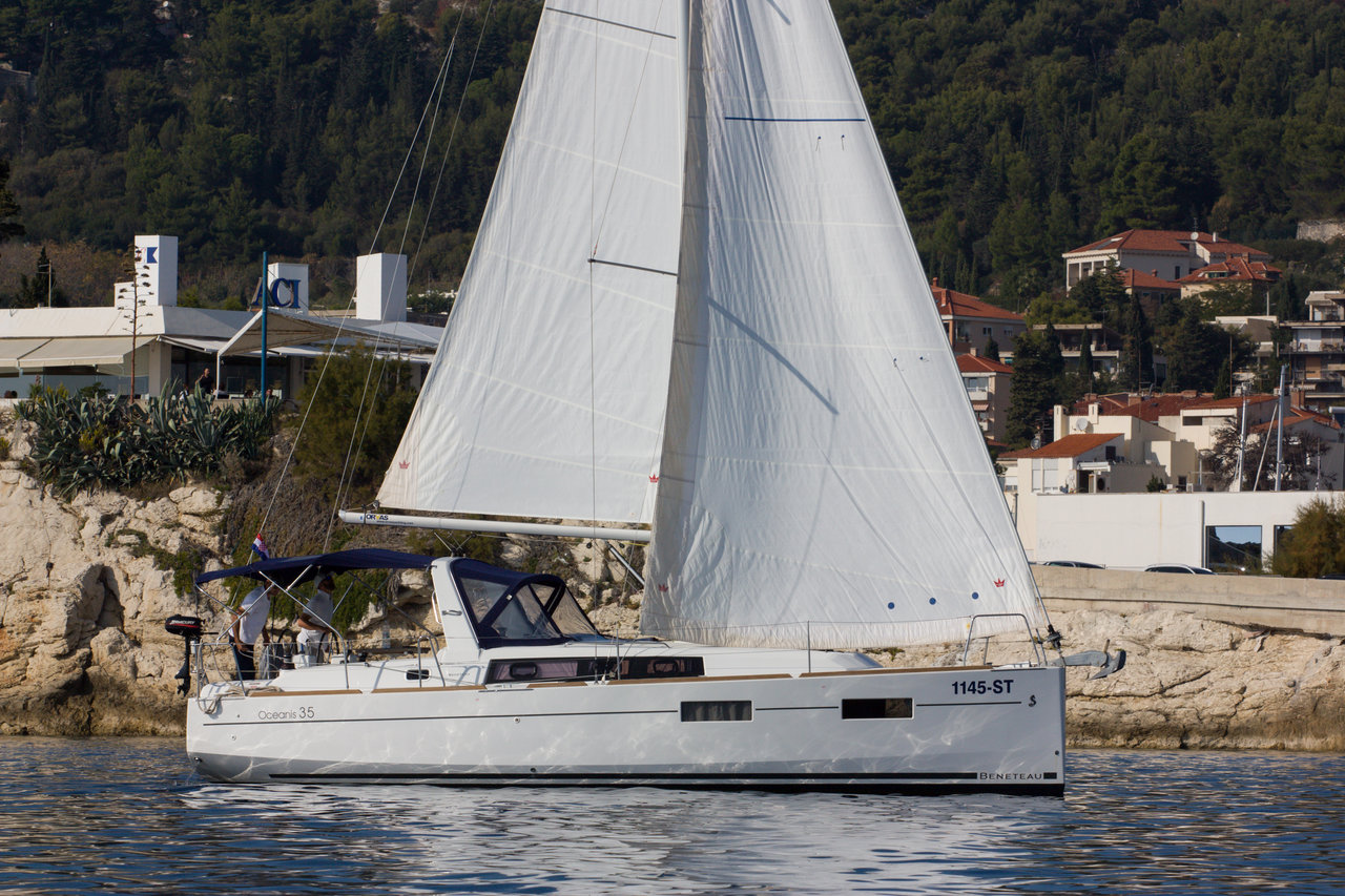 Oceanis 35 Top image