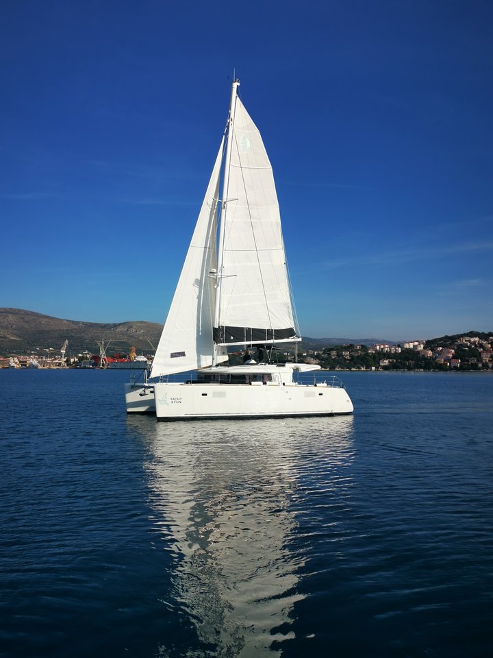Lagoon 450 F  Top image