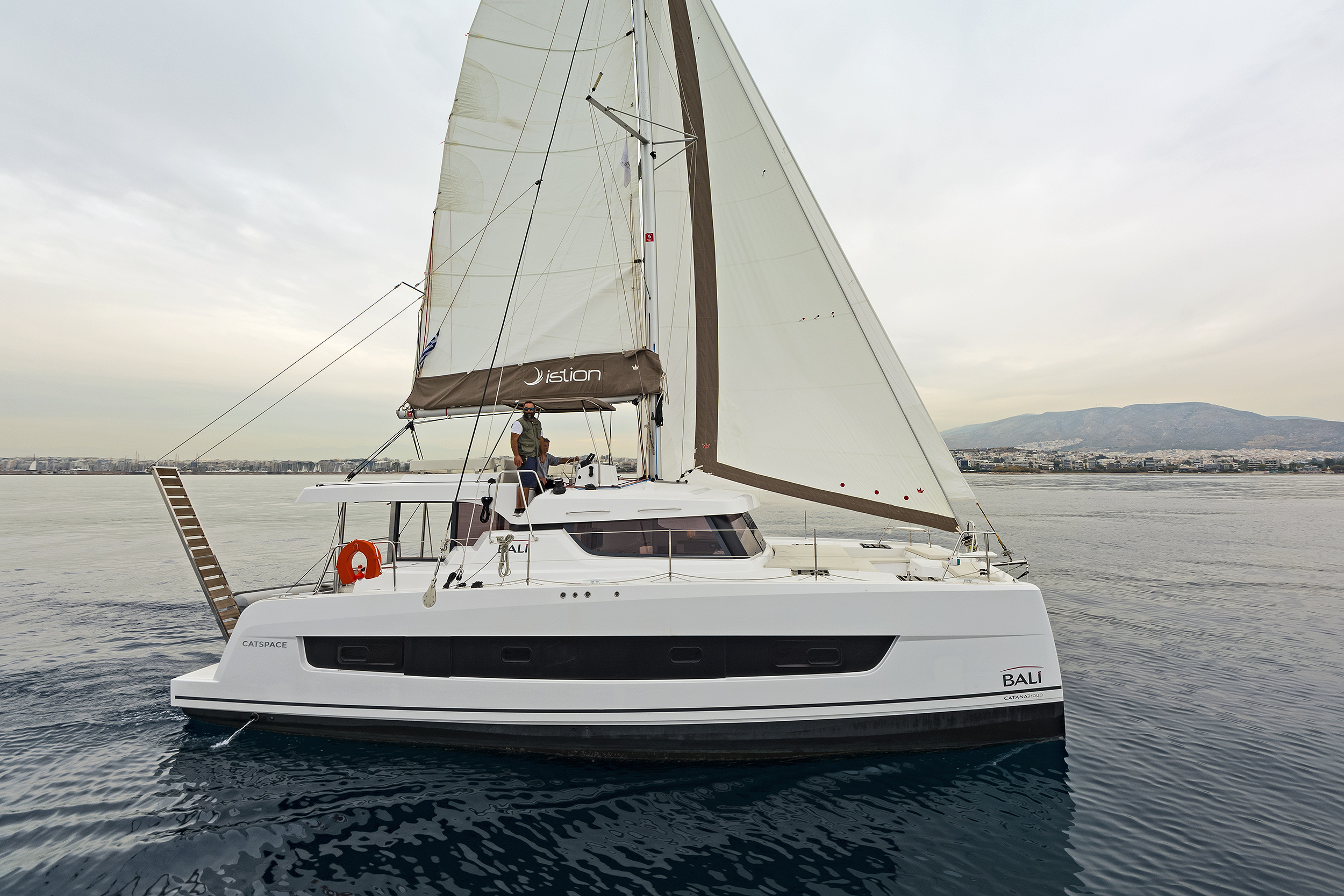 Bali Catspace „Phoenix“ als Charteryacht