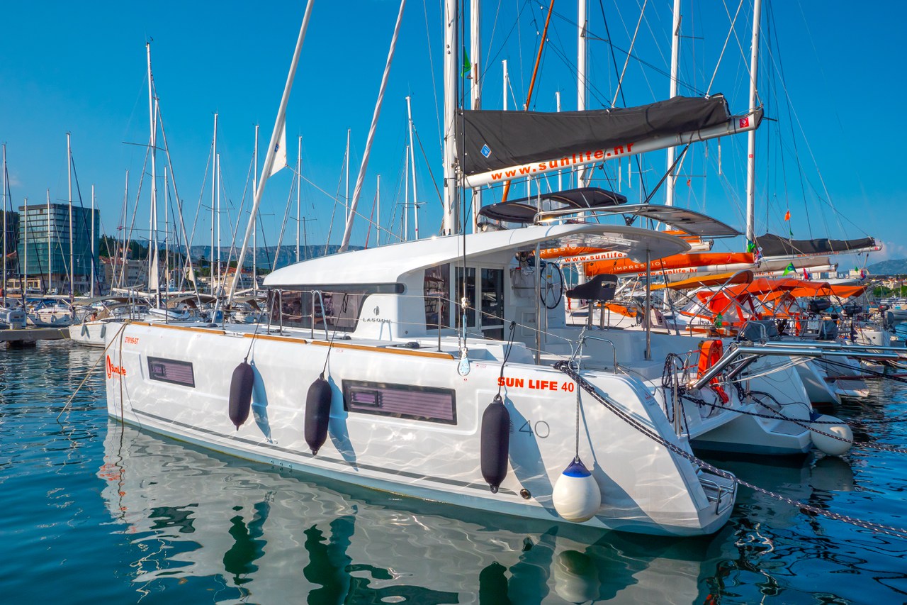 Lagoon 40  Top image