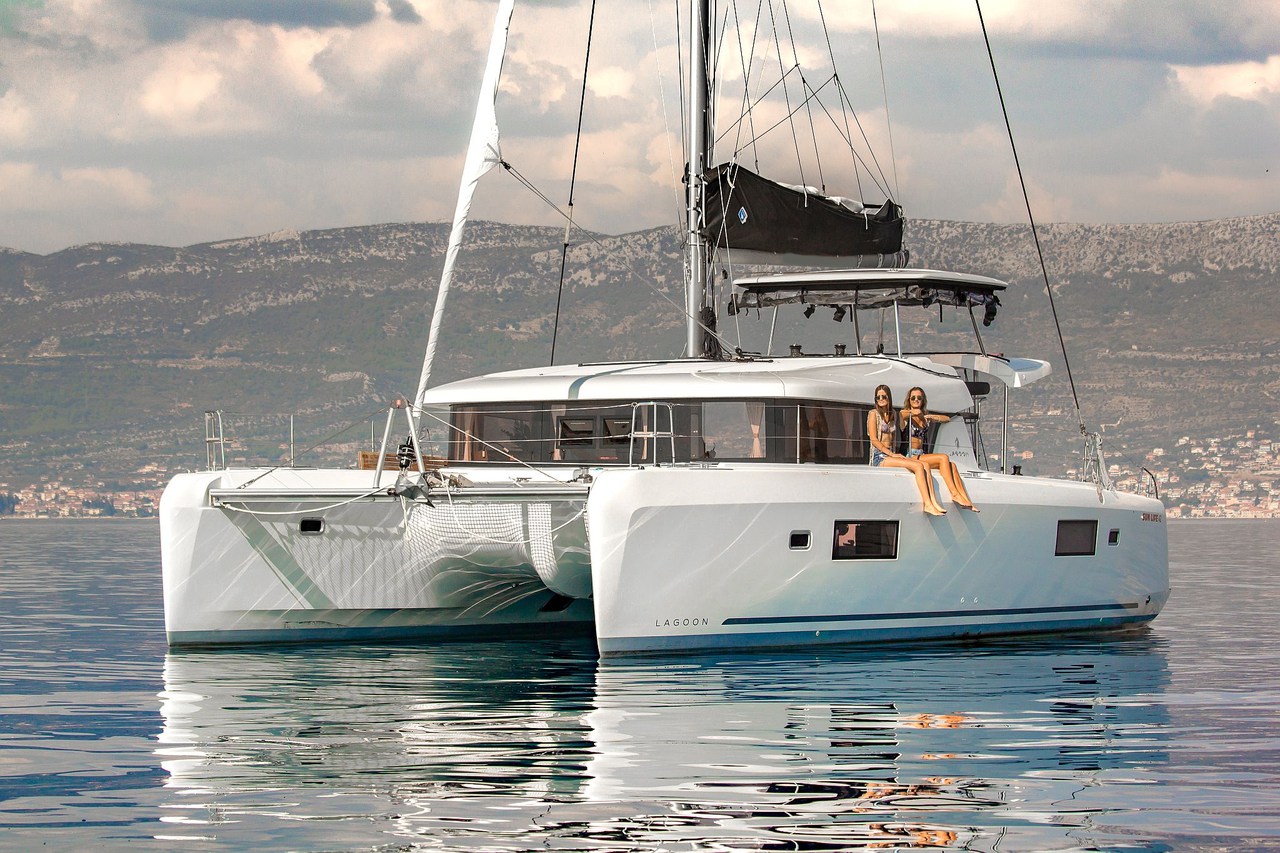 Lagoon 42  Top image
