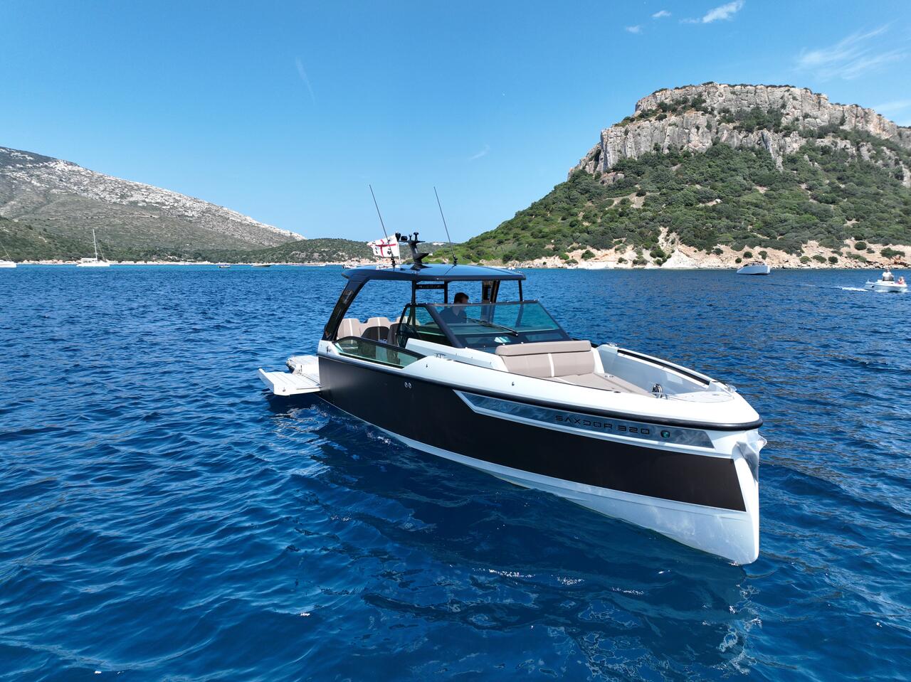Saxdor 320 GTO „Goldfinger“ als Charteryacht