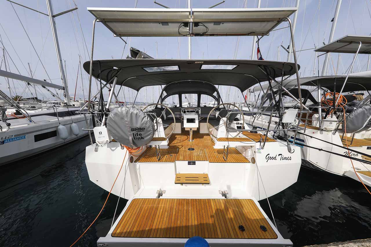 Bavaria C42 Top image