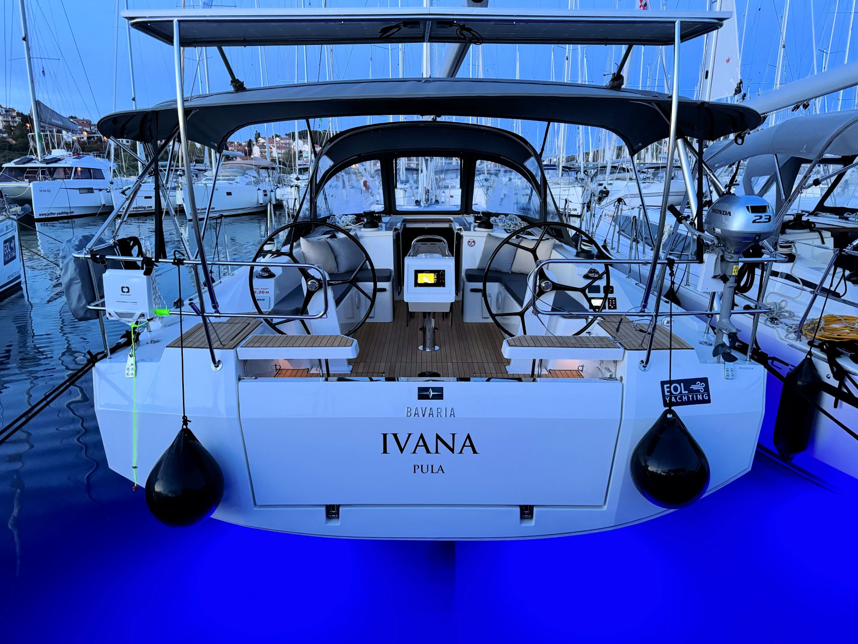 Bavaria C42 Top image