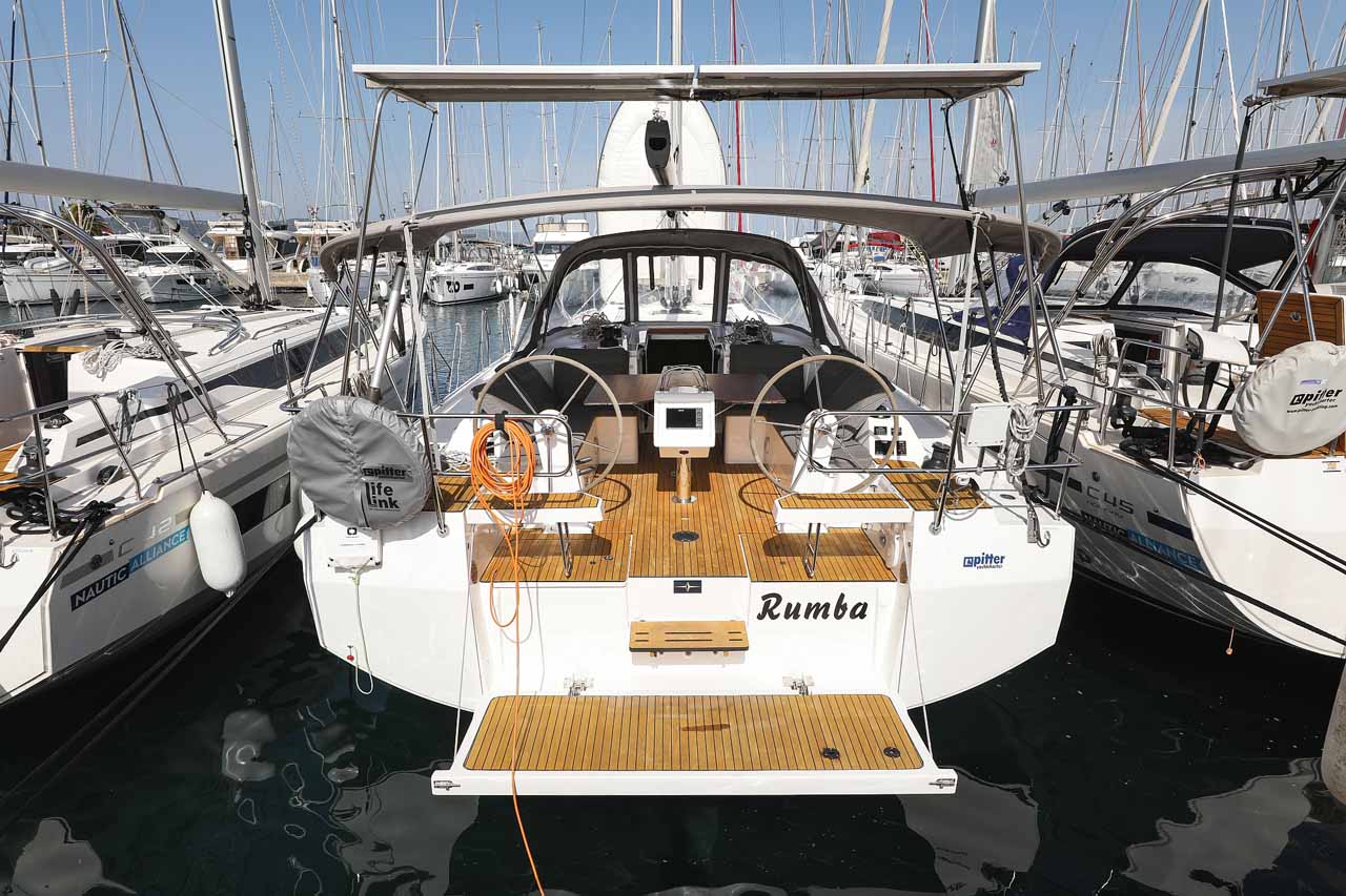 Bavaria C42 Top image