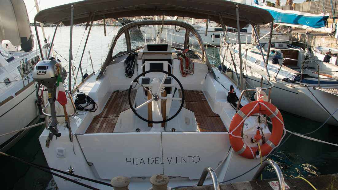 Sun Odyssey 319 Top image