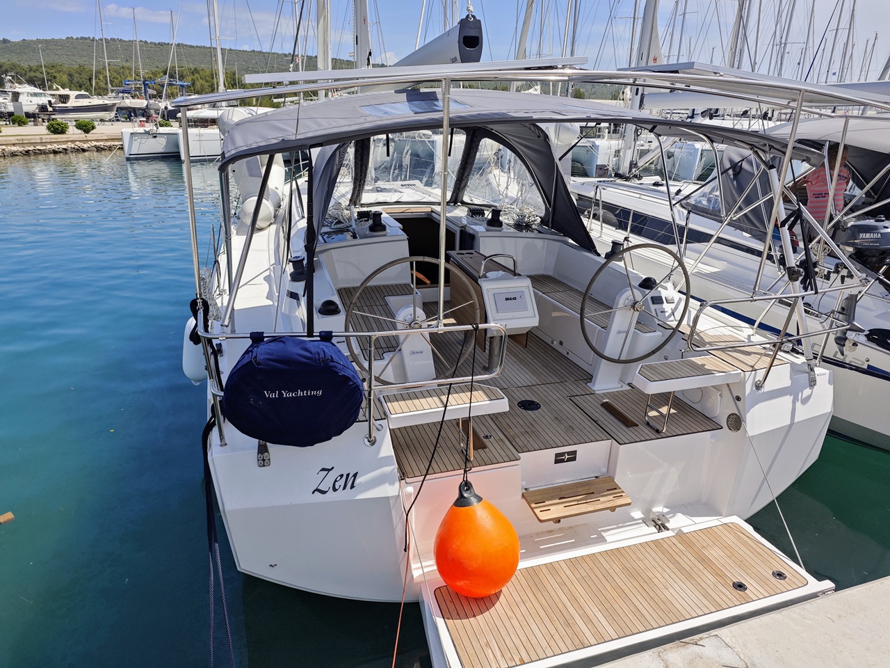 Bavaria C42 Top image