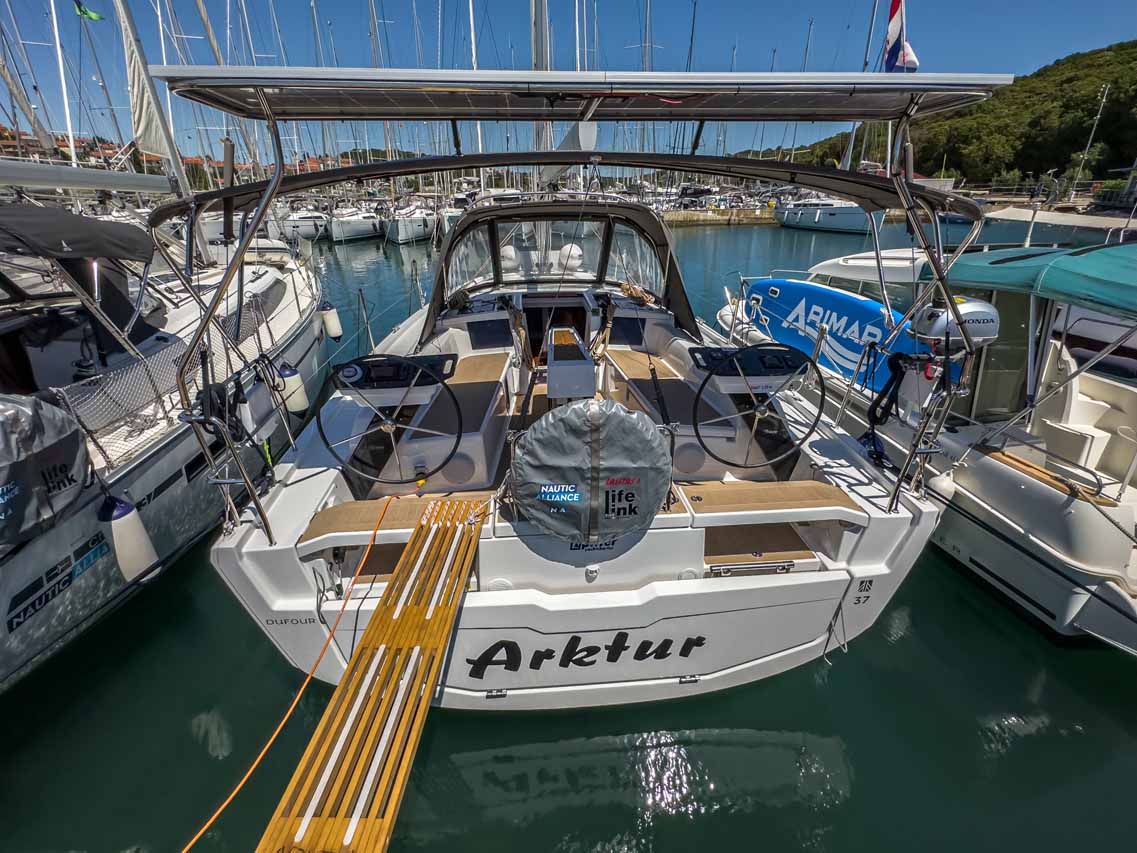 Dufour 37 Top image