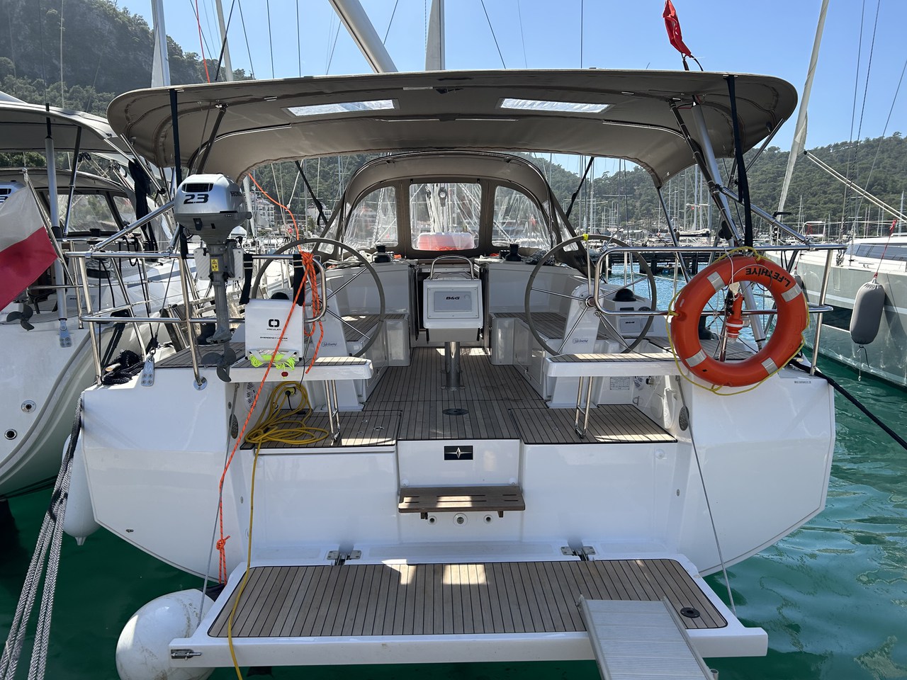 Bavaria C38 Top image