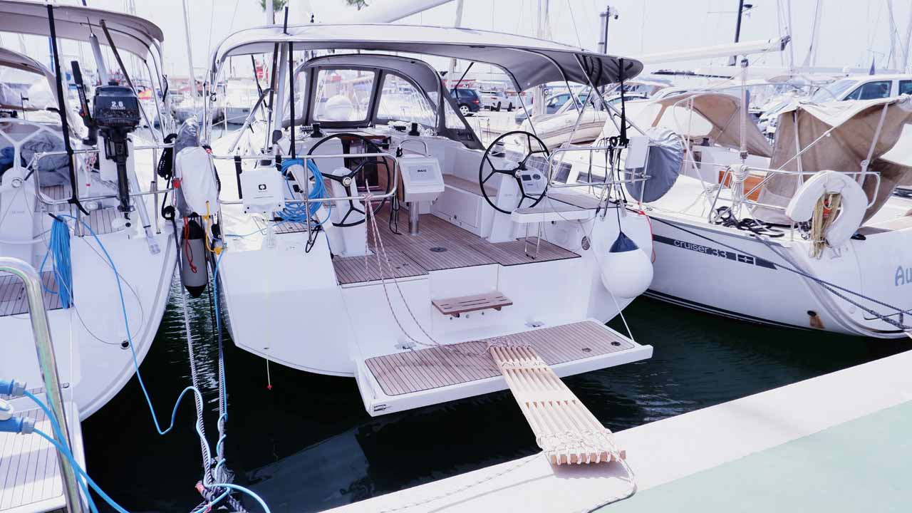 Bavaria C38 Top image