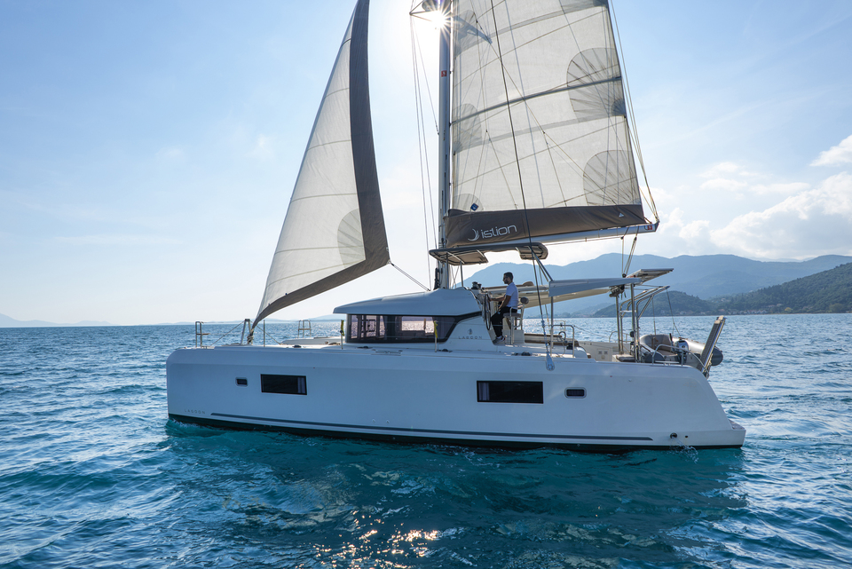 Lagoon 42 (4+2cab/4wc) „White Waves“ als Charteryacht