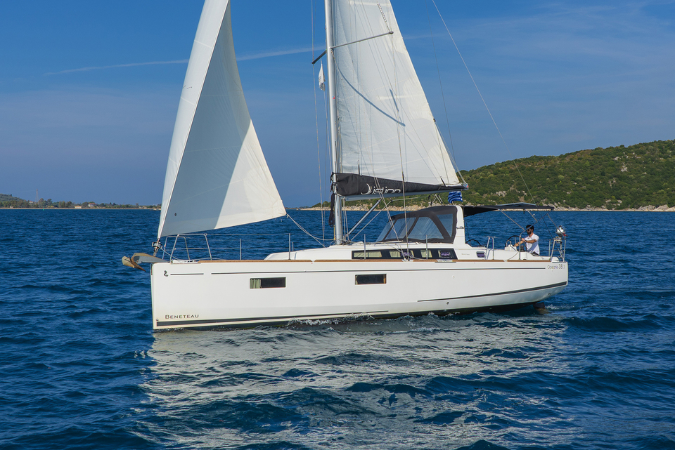 Oceanis 38.1 (3cab2wc) „Philyra“ als Charteryacht