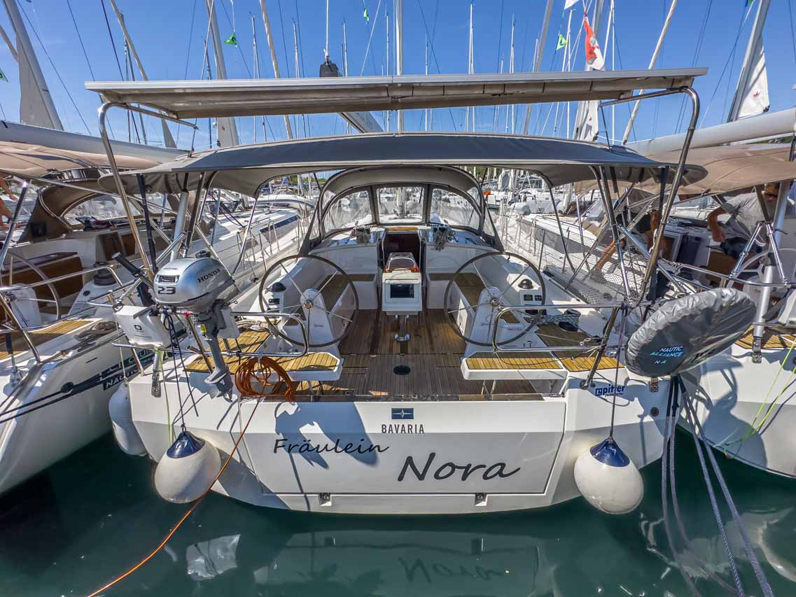 Bavaria C42 Top image