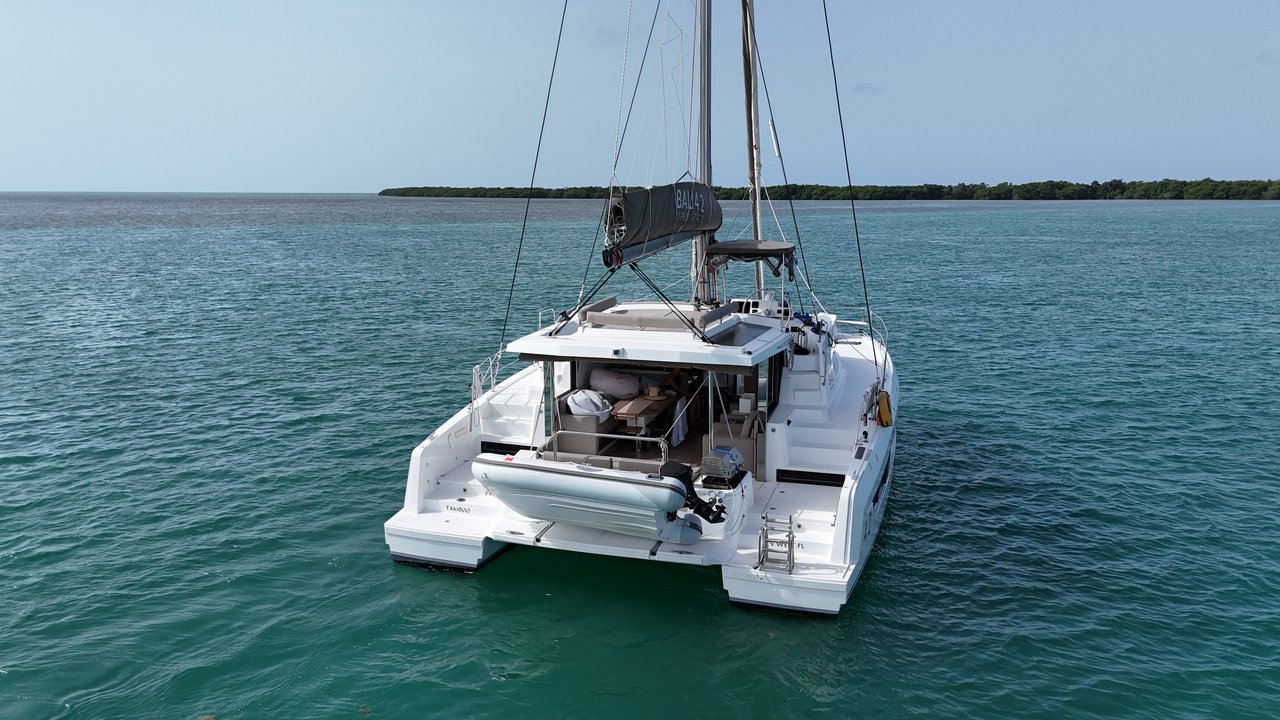 Bali 4.2 „Tamboo“ als Charteryacht