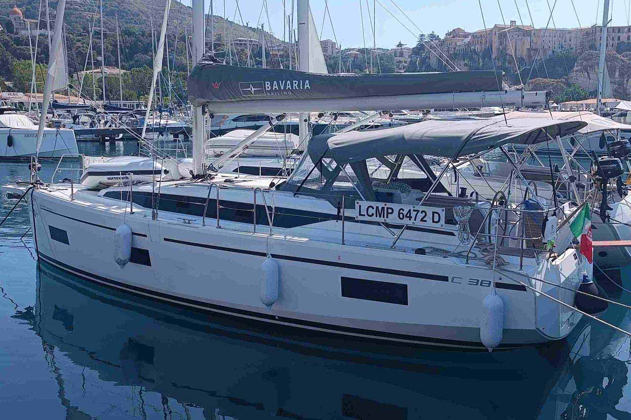 Bavaria C38 Top image