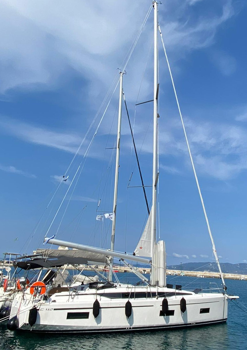 Bavaria C42 Top image