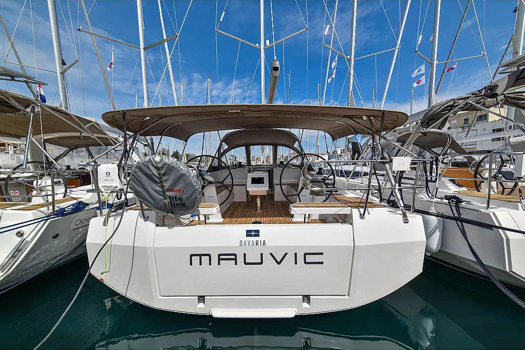 Bavaria C42 Top image