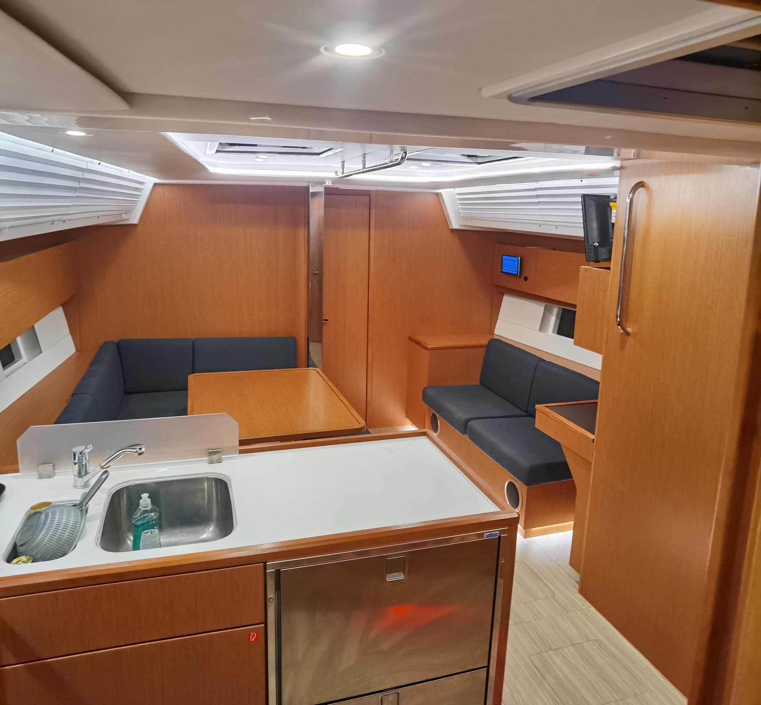 Bavaria C45 Style - 3 cab. Top image
