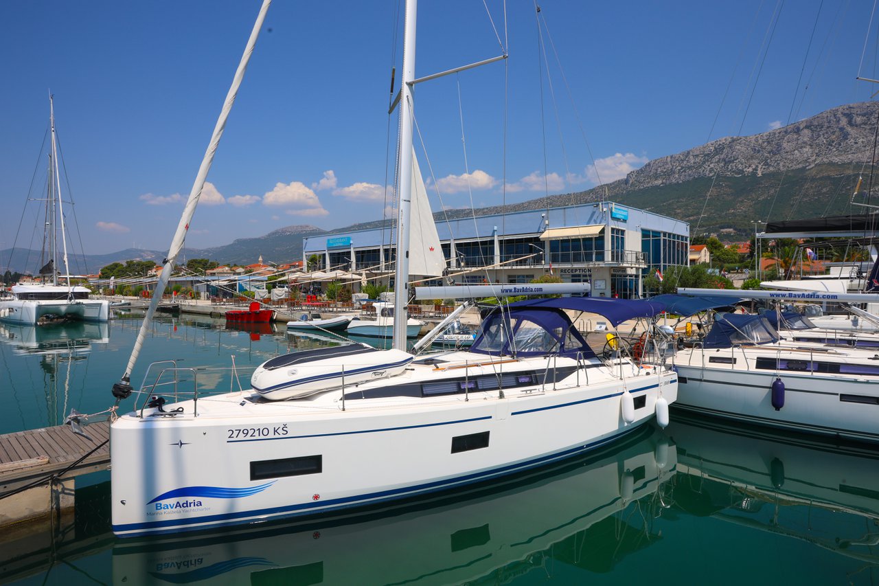 Bavaria C38 Top image