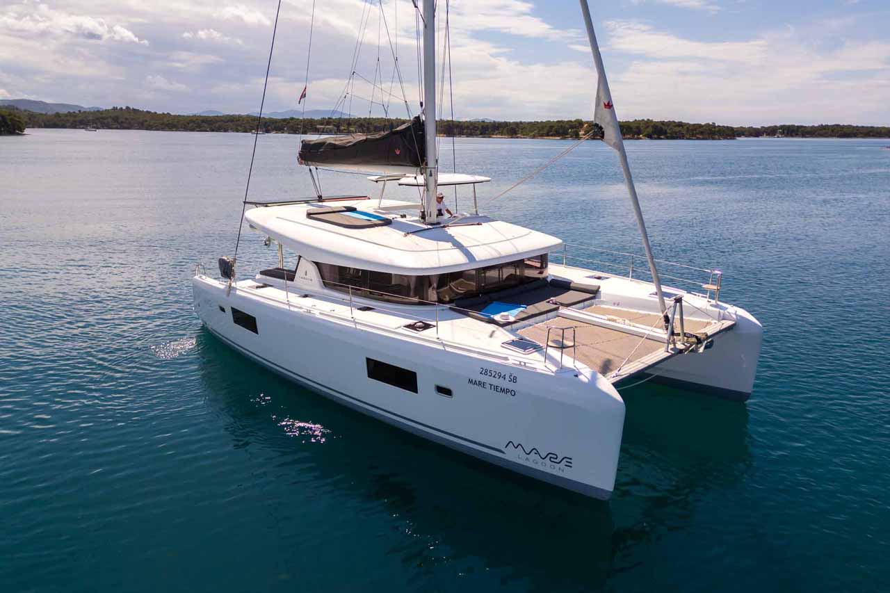 Lagoon 42  Top image