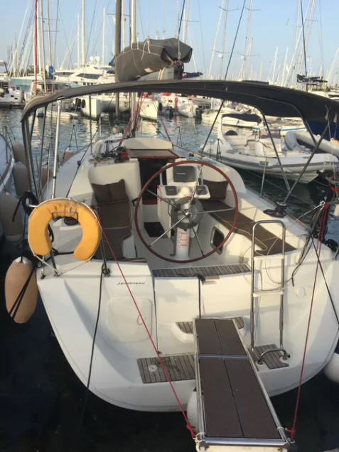 Sun Odyssey 33i Top image