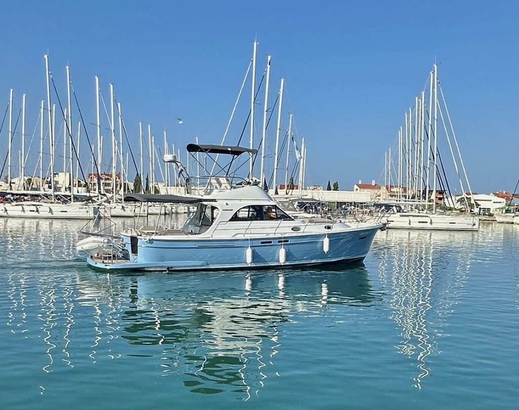 Adriana 44 FLY „Baby Blue“ als Charteryacht