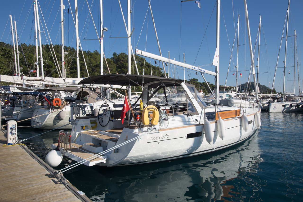 Oceanis 45 (3 cab) „Dianora“ als Charteryacht