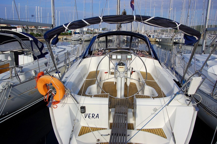 Sun Odyssey 42.2 Top image
