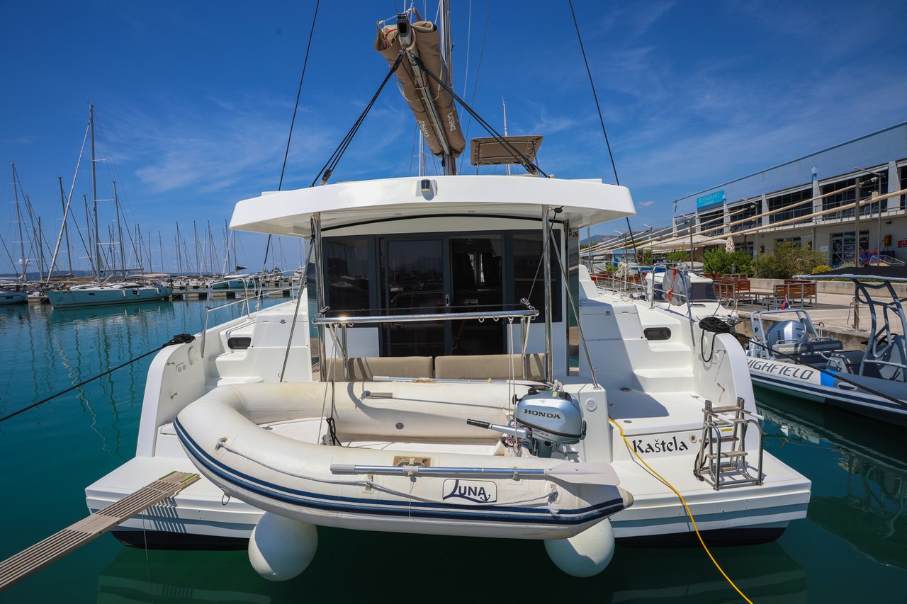Bali Catspace „Tatinja“ als Charteryacht