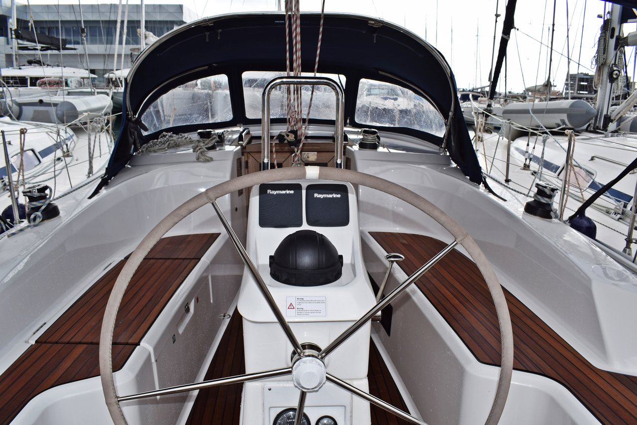 Bavaria Cruiser 33 Top image