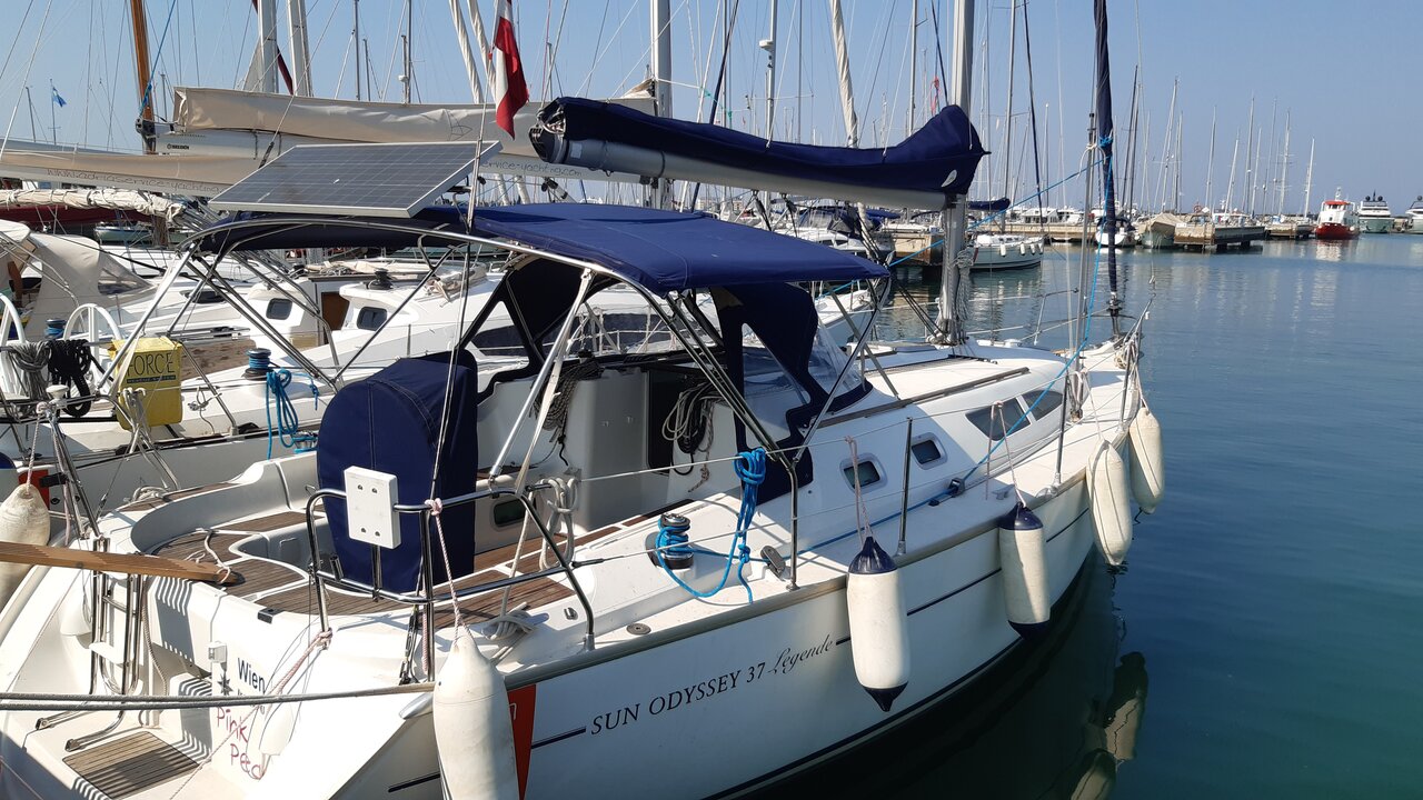 Sun Odyssey 37 Top image