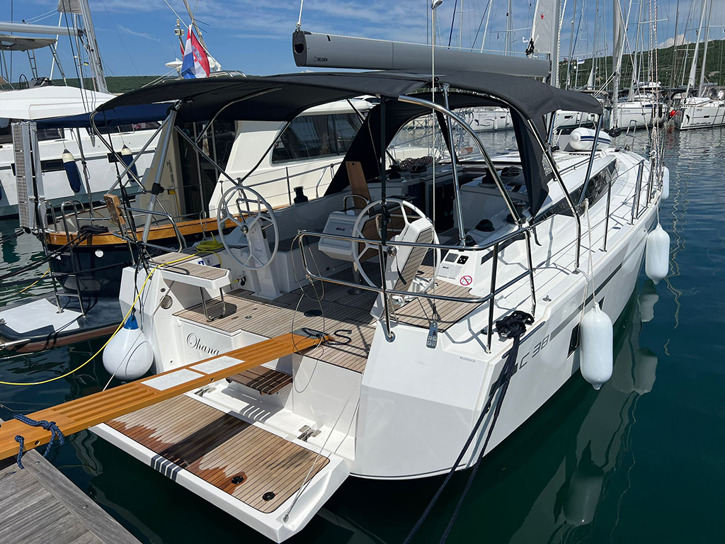 Bavaria C38 Top image