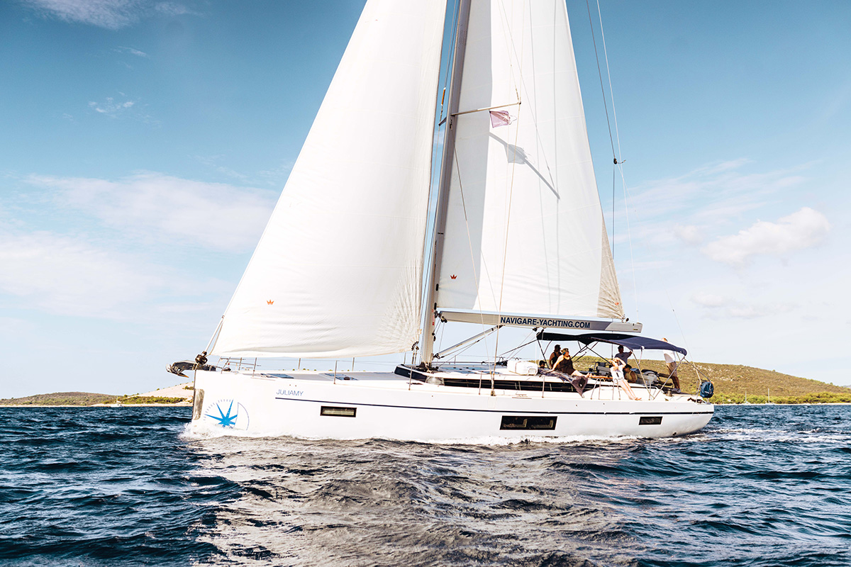 Bavaria C57 Holiday Top image