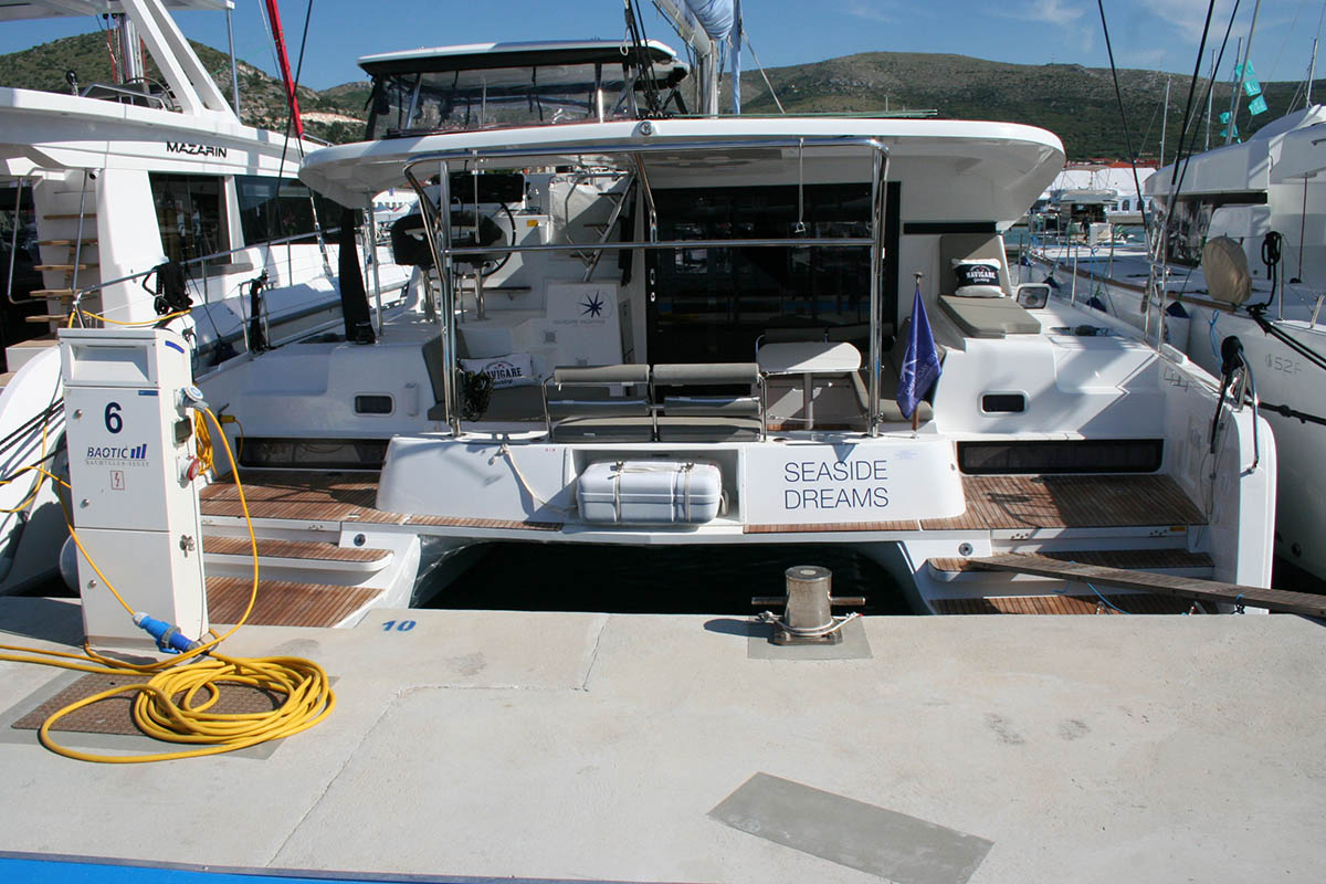 Lagoon 42  Top image