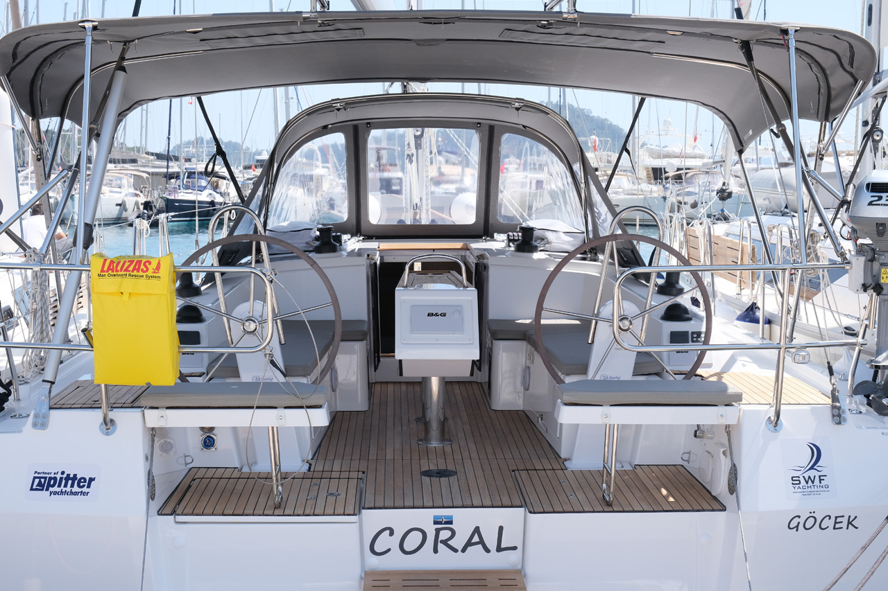 Bavaria C38 Top image