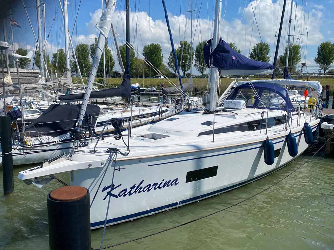 Bavaria C42 Top image