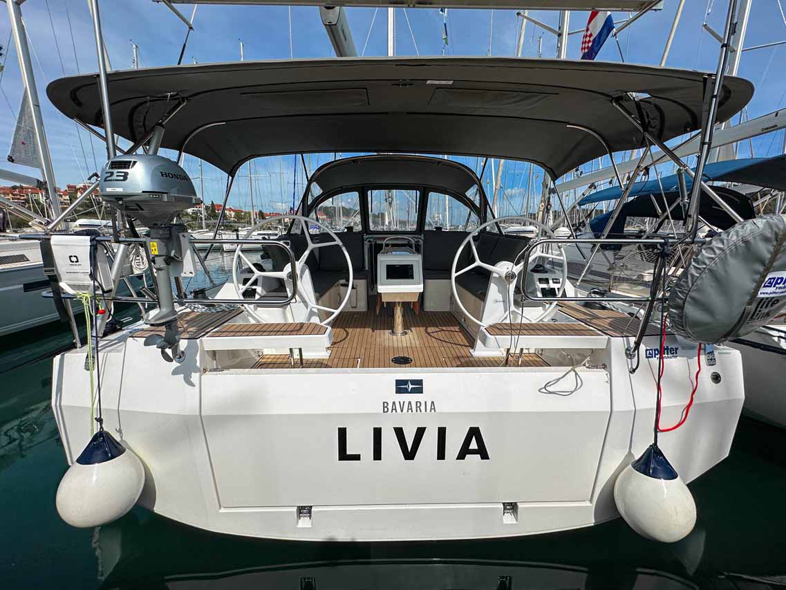 Bavaria C42 Top image