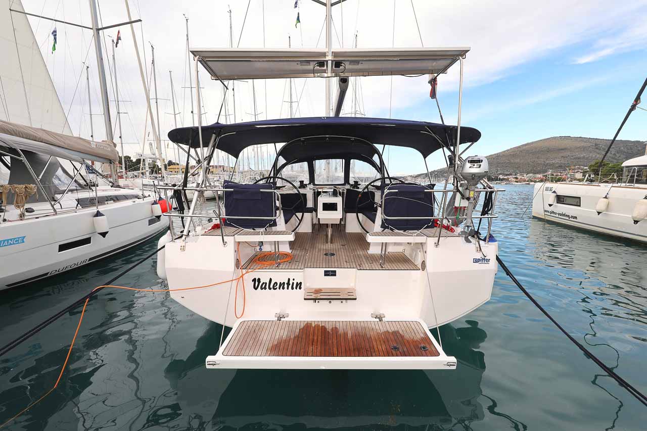 Bavaria C42 Top image
