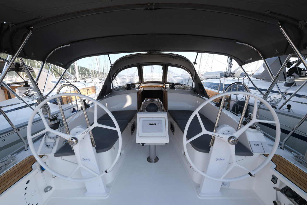 Bavaria Cruiser 37  Top image