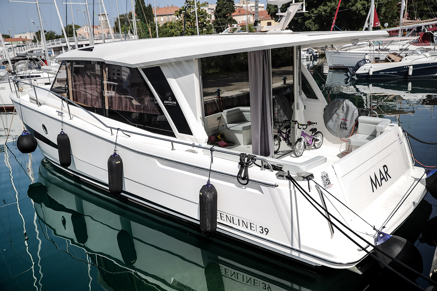 Greenline Hybrid 39 Top image