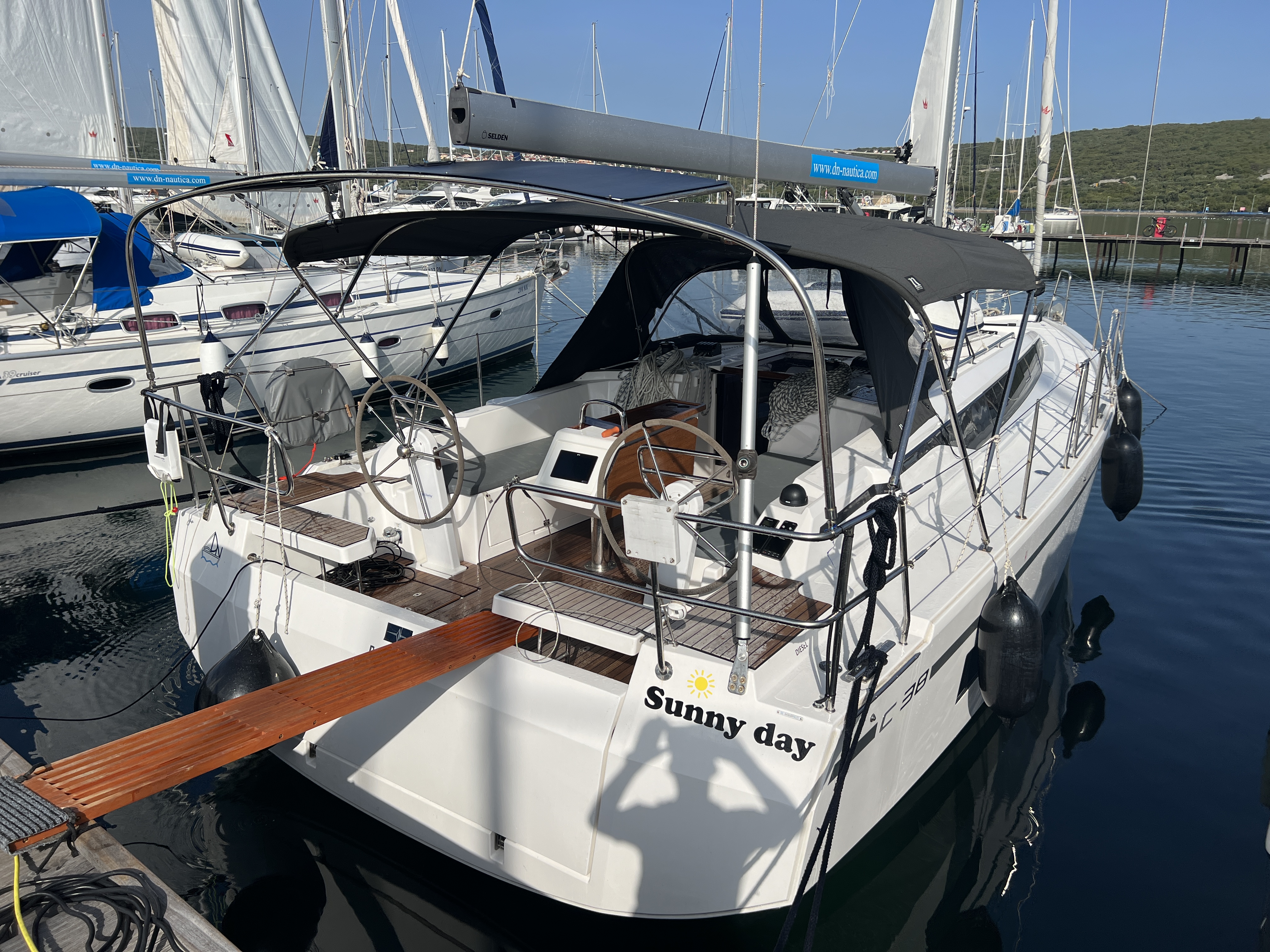 Bavaria C38 Top image