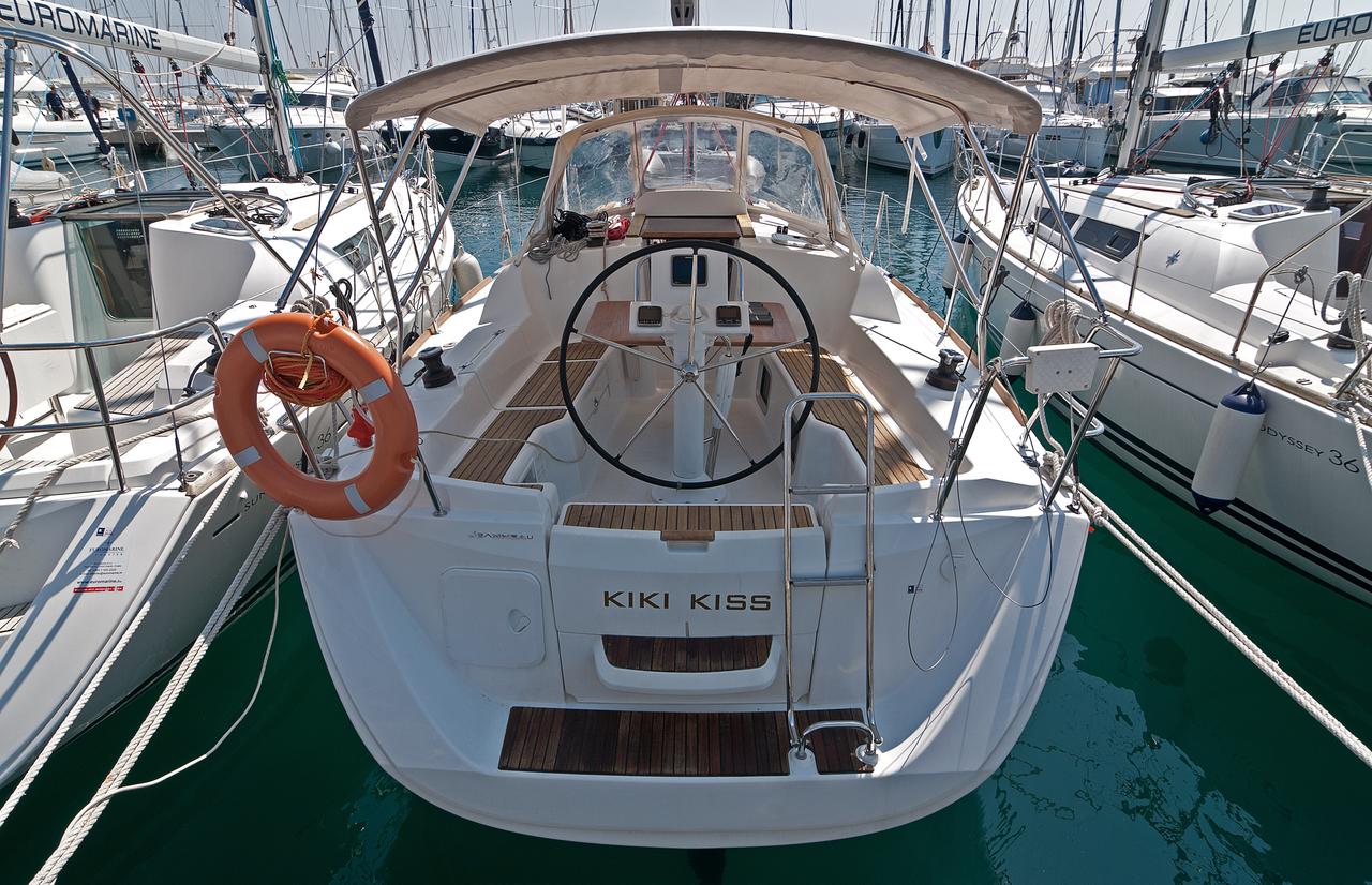 Sun Odyssey 33i Top image