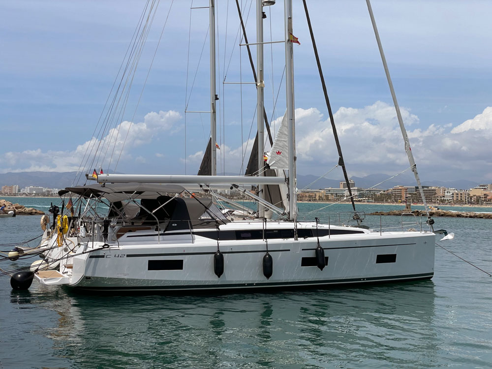 Bavaria C42 Top image