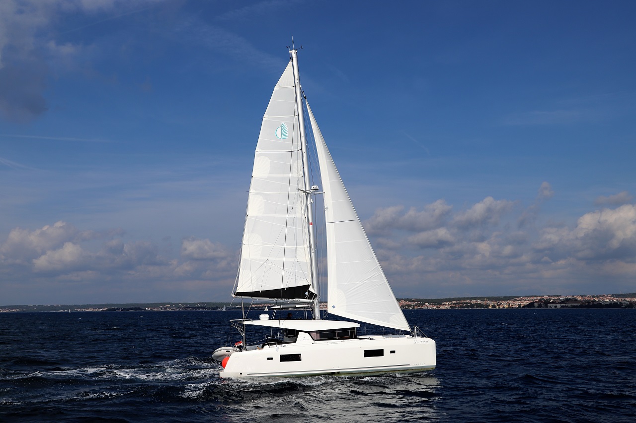 Lagoon 42  Top image