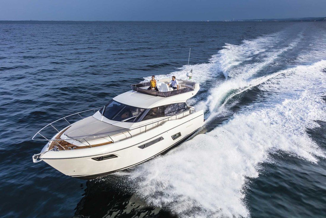 Ferretti 450 (3cab) „Lady Esmeralda“ als Charteryacht