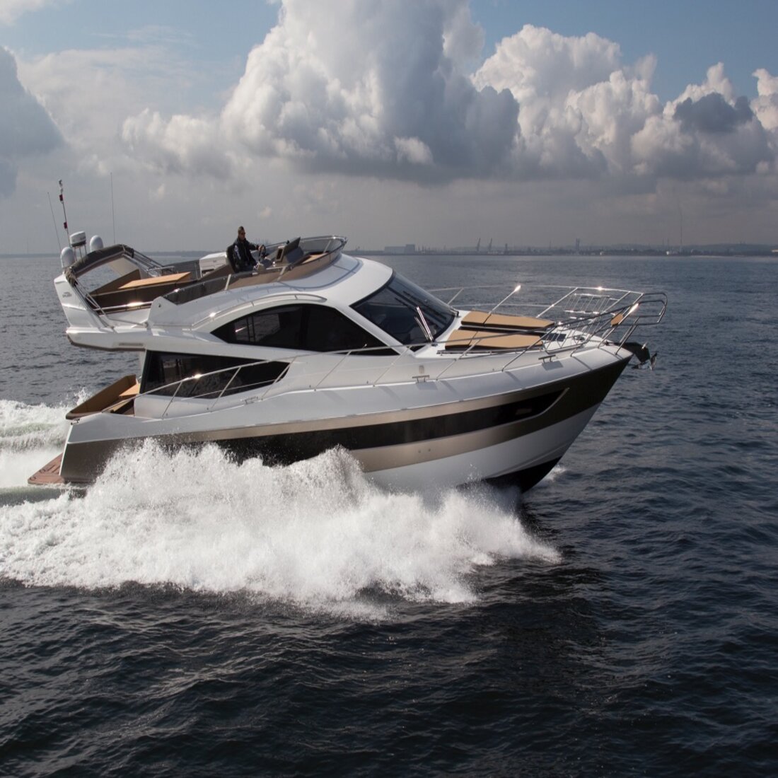 Galeon 550 Fly Top image