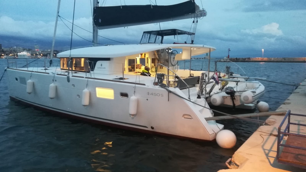 Lagoon 450 S  Top image