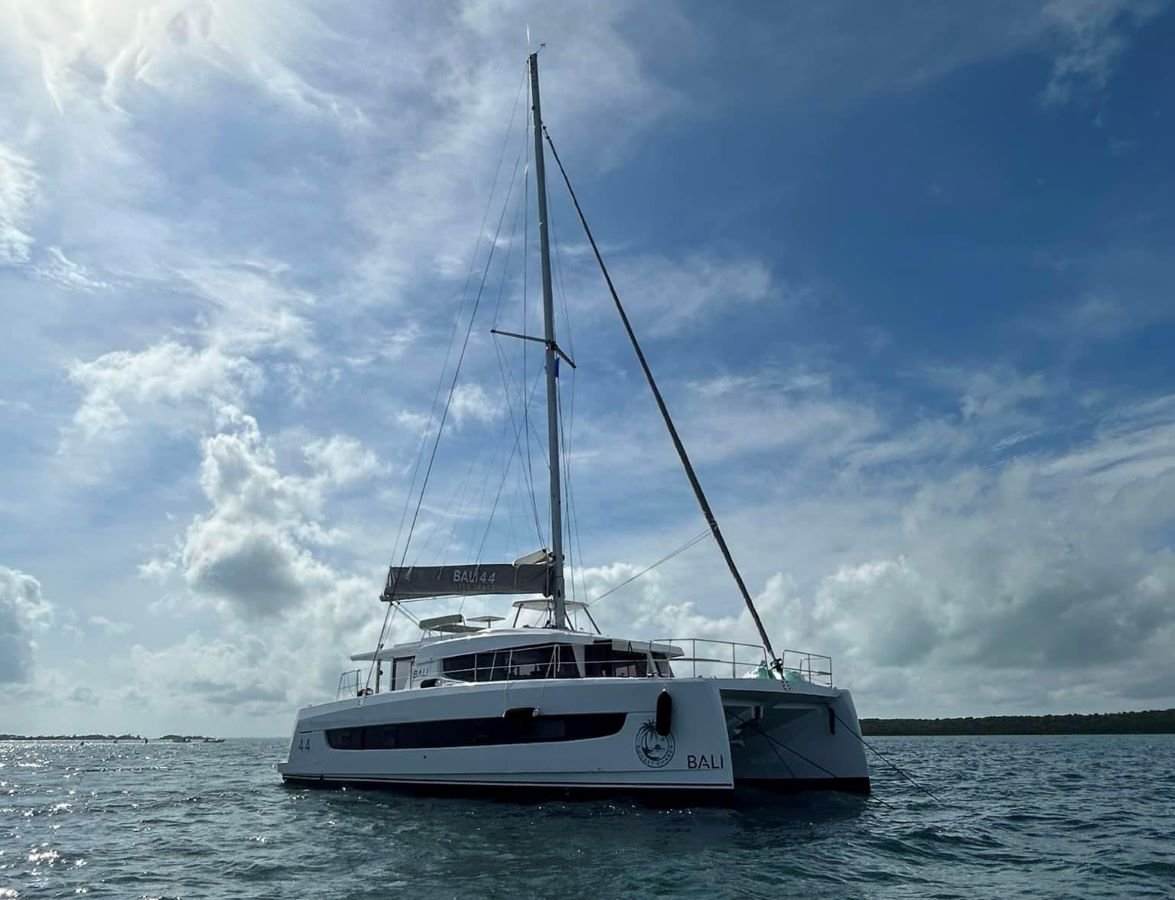 Bali 4.4 3 + 1 cab. „Sunset Chaser“ als Charteryacht