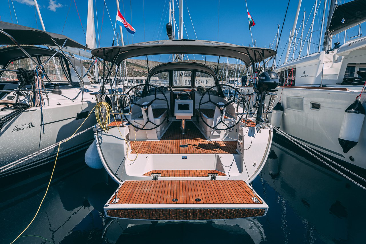 Bavaria Cruiser 37  Top image