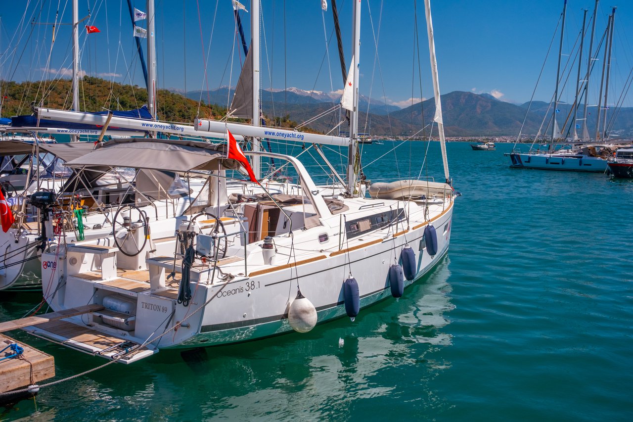 Oceanis 38.1  Top image